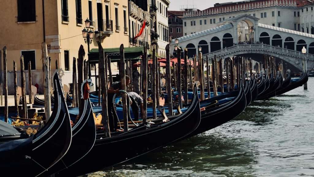 Venedig mit Gondeln und im Hintergrund die Rialto Brücke