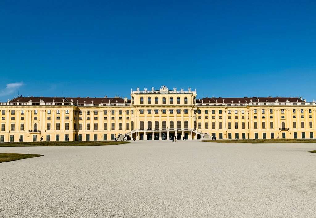 Frontalansicht von Schloss Schönbrunn in Wien